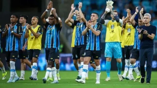 Atletas do Grêmio aplaudindo no final do jogo