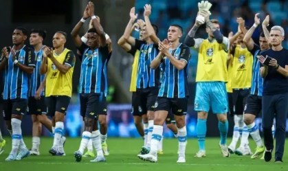 Atletas do Grêmio aplaudindo no final do jogo