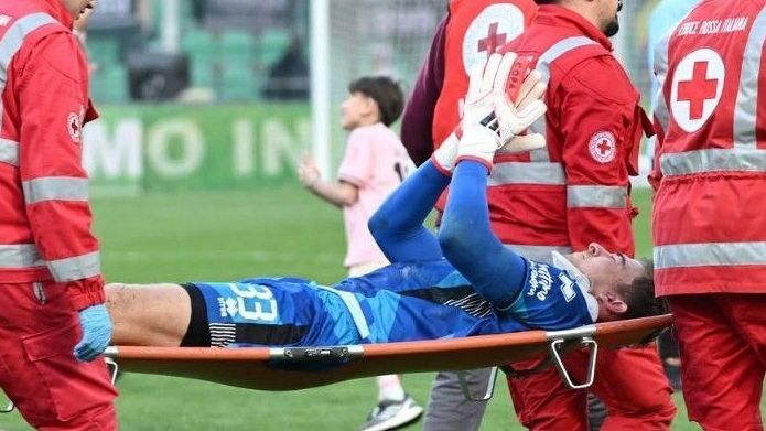 Jonathan Klinsmann fraturou o pescoço em jogo da Série B italiana