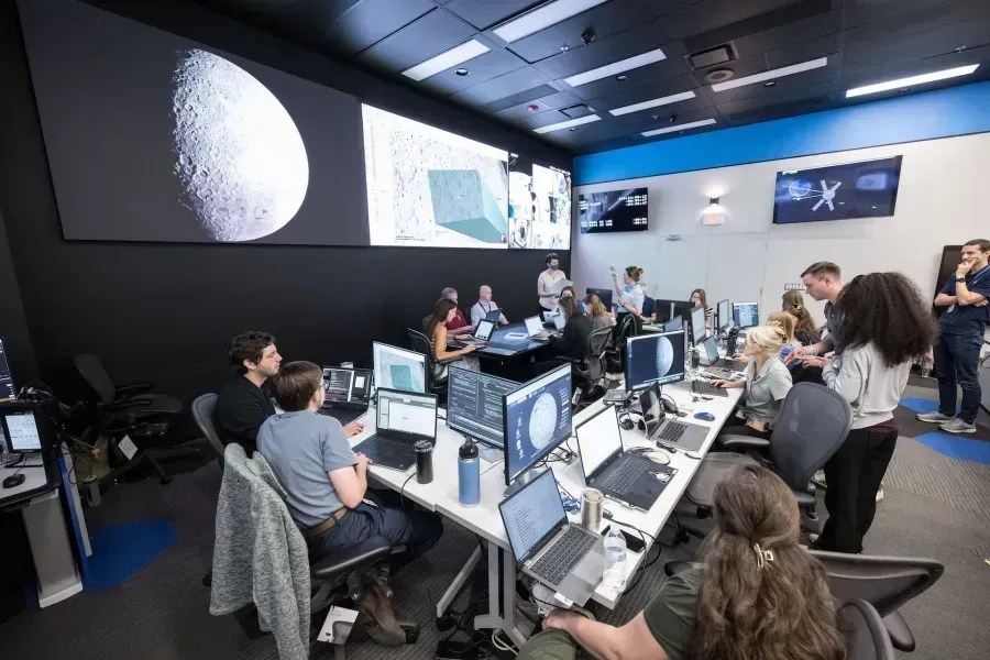 O layout inovador da Sala de Pesquisa Científica (SER) foi projetado para aprimorar a colaboração e a tomada de decisões. Uma grande mesa touchscreen ocupa o centro da sala, servindo como base para a equipe scrum, um pequeno grupo de cientistas focado em garantir o cumprimento de objetivos científicos específicos. • Nasa
