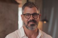 Juliano Cazarré anuncia curso para "homens enfraquecidos"; famosos reagem