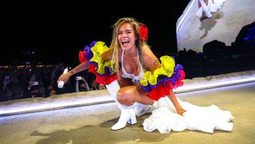 Karol G se apresenta novamente no Coachella neste domingo (19)