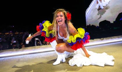 Karol G se apresenta novamente no Coachella neste domingo (19)