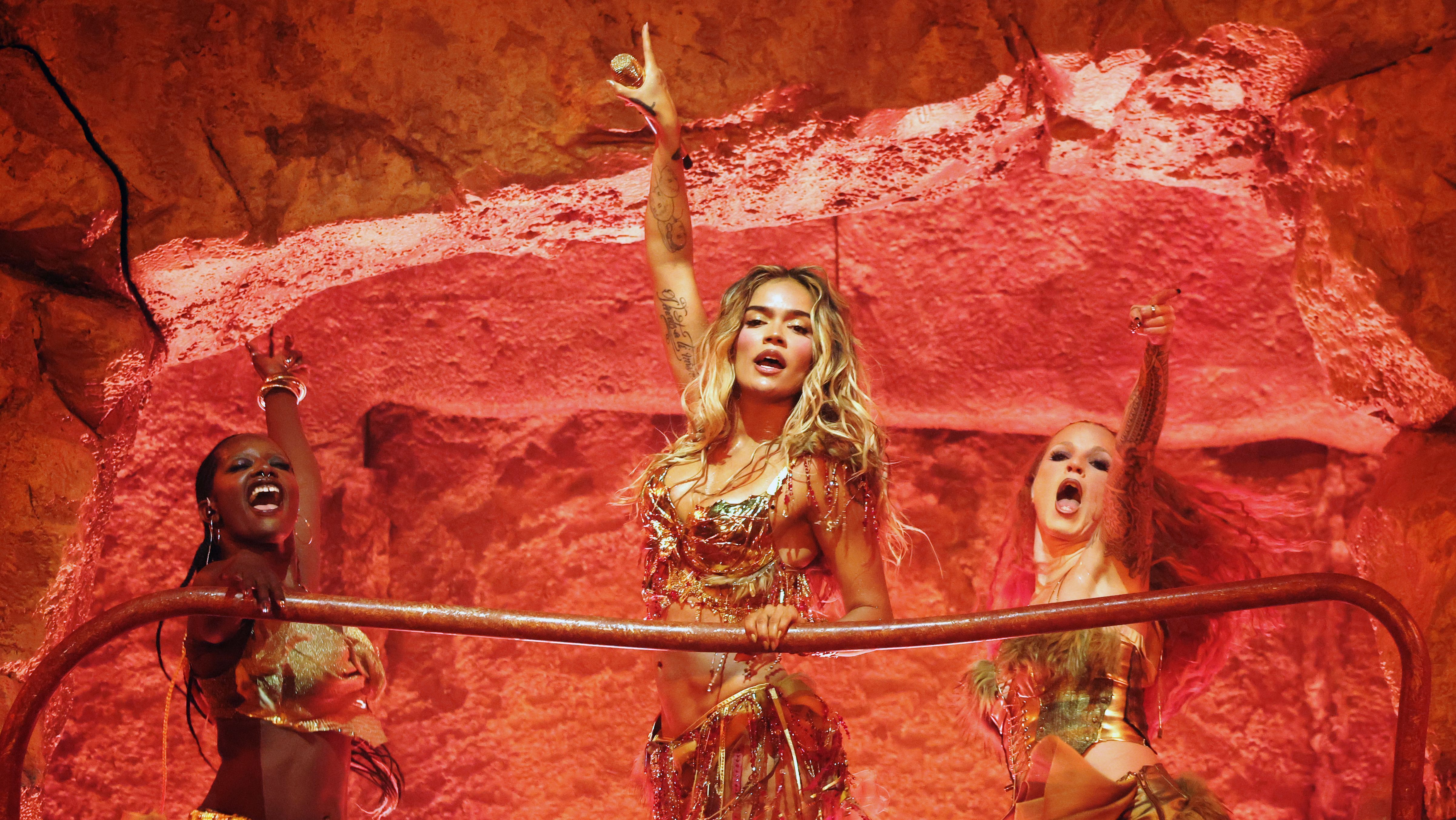 Karol G se apresentou no Coachella no domingo (19)