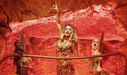 Karol G se apresentou no Coachella no domingo (19)