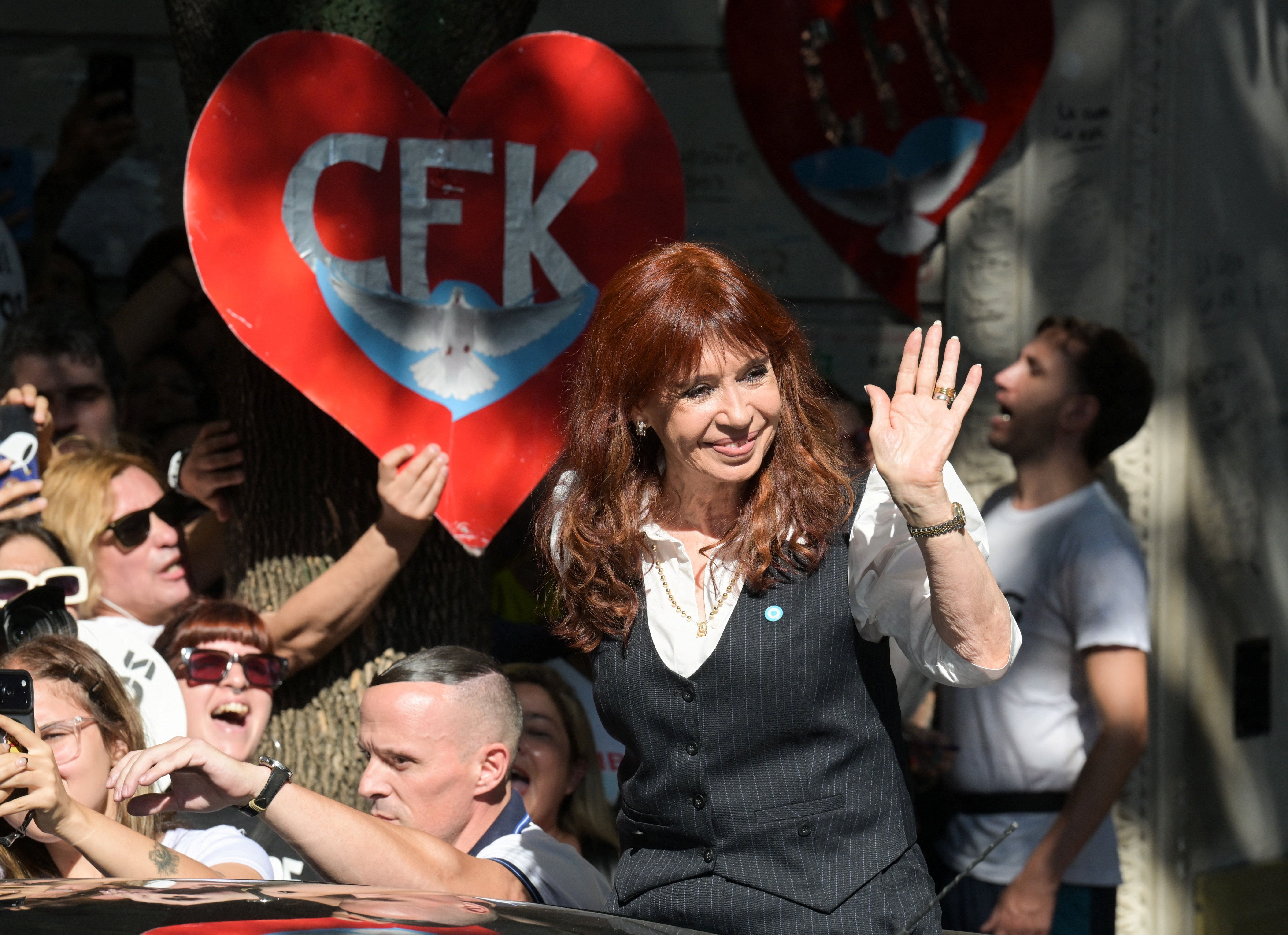 A ex-presidente da Argentina, Cristina Fernandez de Kirchner, acena do lado de fora de sua residência, onde cumpre prisão domiciliar