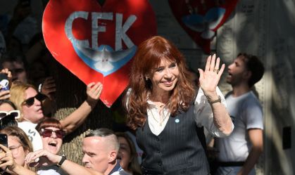 A ex-presidente da Argentina, Cristina Fernandez de Kirchner, acena do lado de fora de sua residência, onde cumpre prisão domiciliar