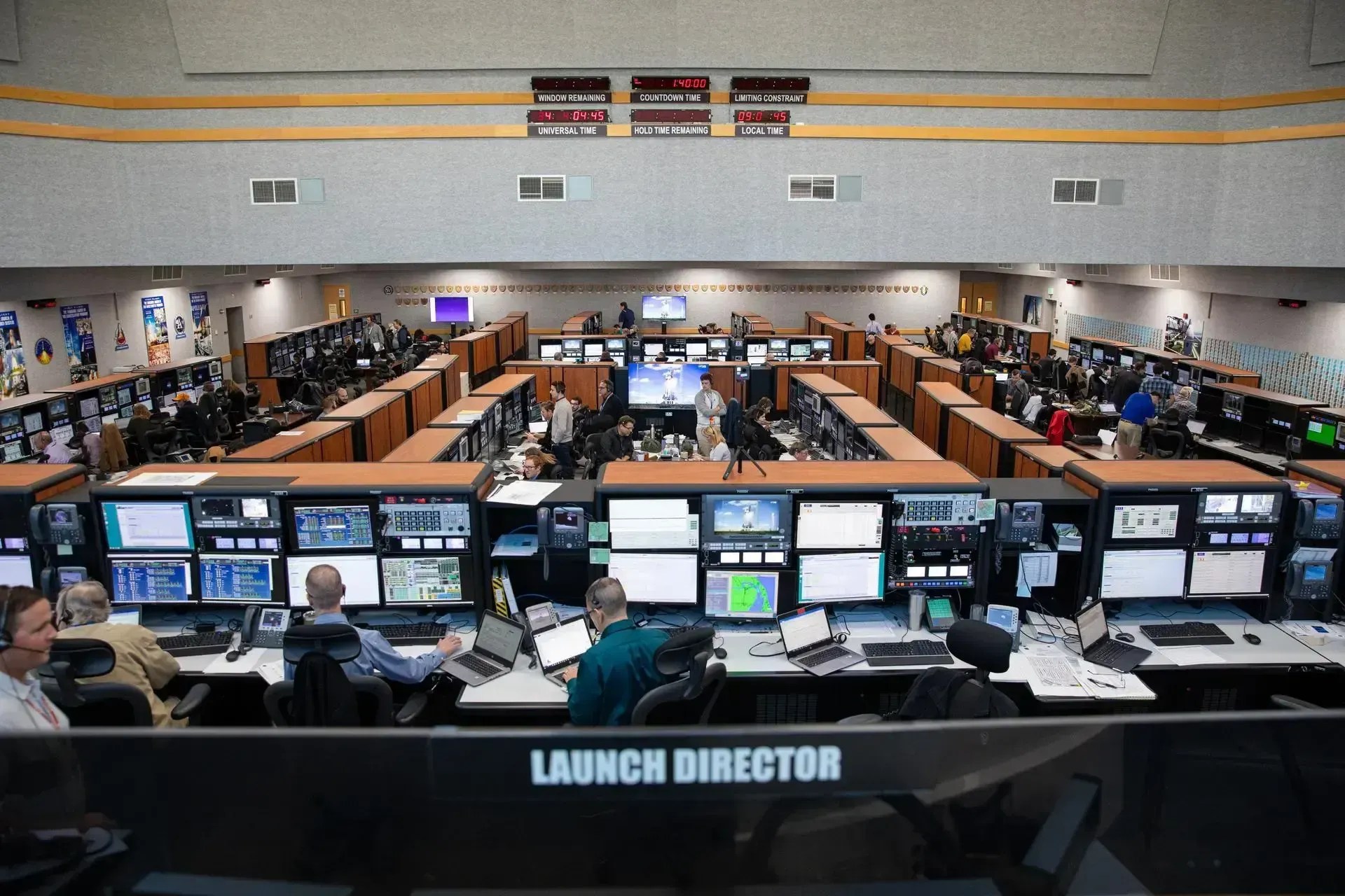 Uma equipe de quase 100 engenheiros das áreas de Orion, Sistema de Lançamento Espacial (SLS) e Sistemas Terrestres de Exploração (EGS) se reuniu para realizar uma série de desafios simulados, bem como o procedimento final de contagem regressiva. • Nasa