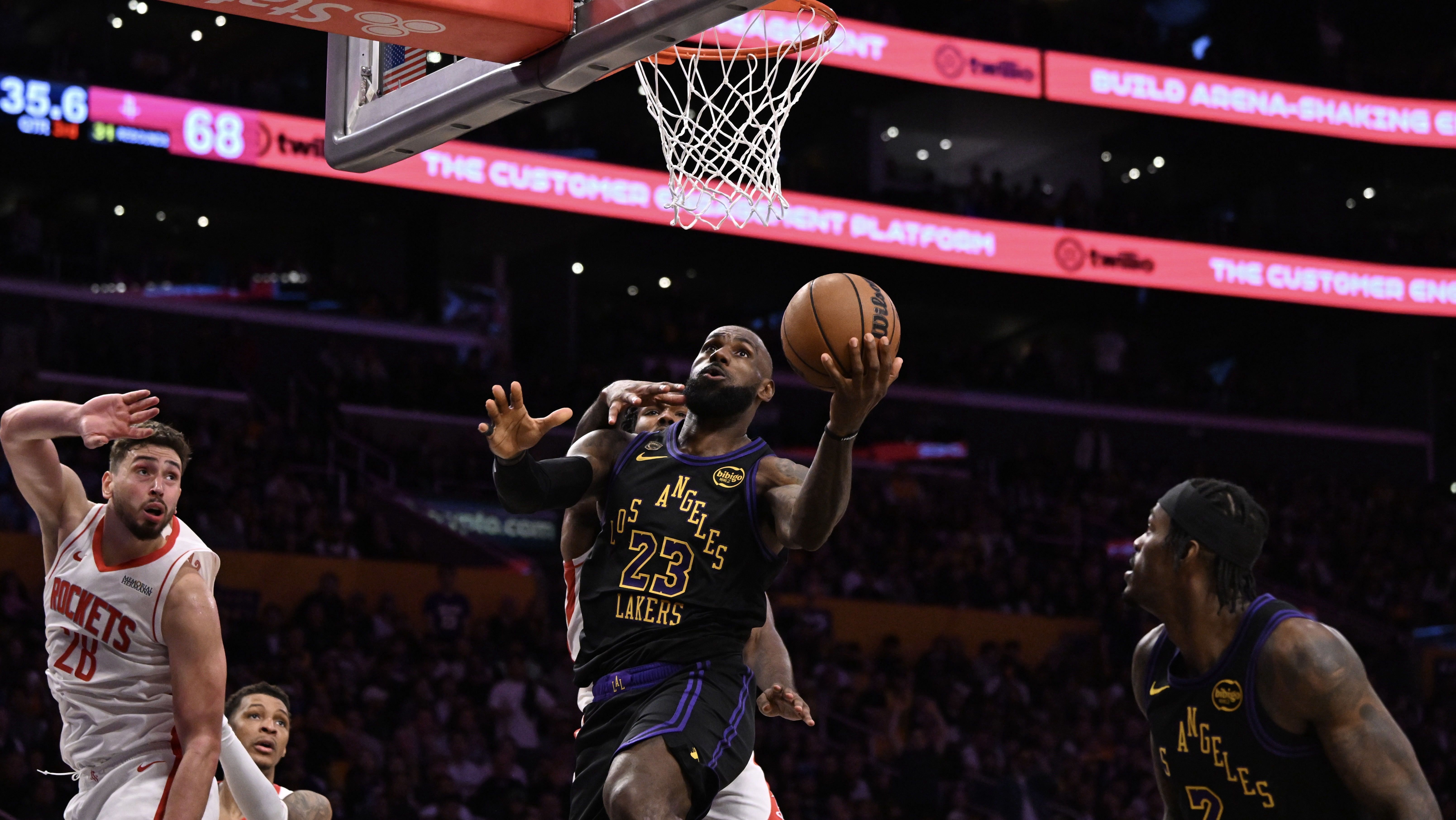 LeBron comanda Lakers, que abrem 2 a 0 sobre Rockets nos playoffs