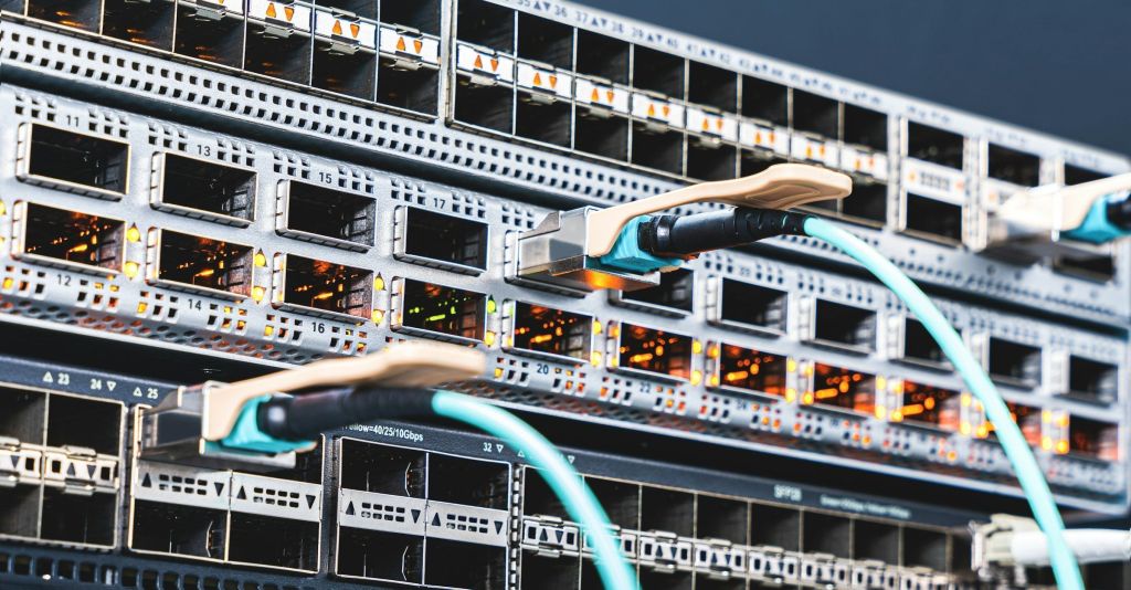 switch-rede-data-center-cabos-ethernet-conectados-servidores-infraestrutura-ti-alta-velocidade