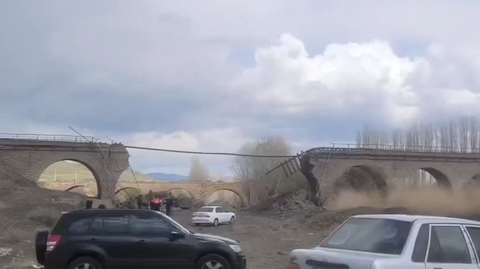 Ponte de linha ferroviária destruída na província de Zanjan, no Irã, em 7 de abril de 2026