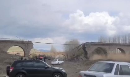 Ponte de linha ferroviária destruída na província de Zanjan, no Irã, em 7 de abril de 2026