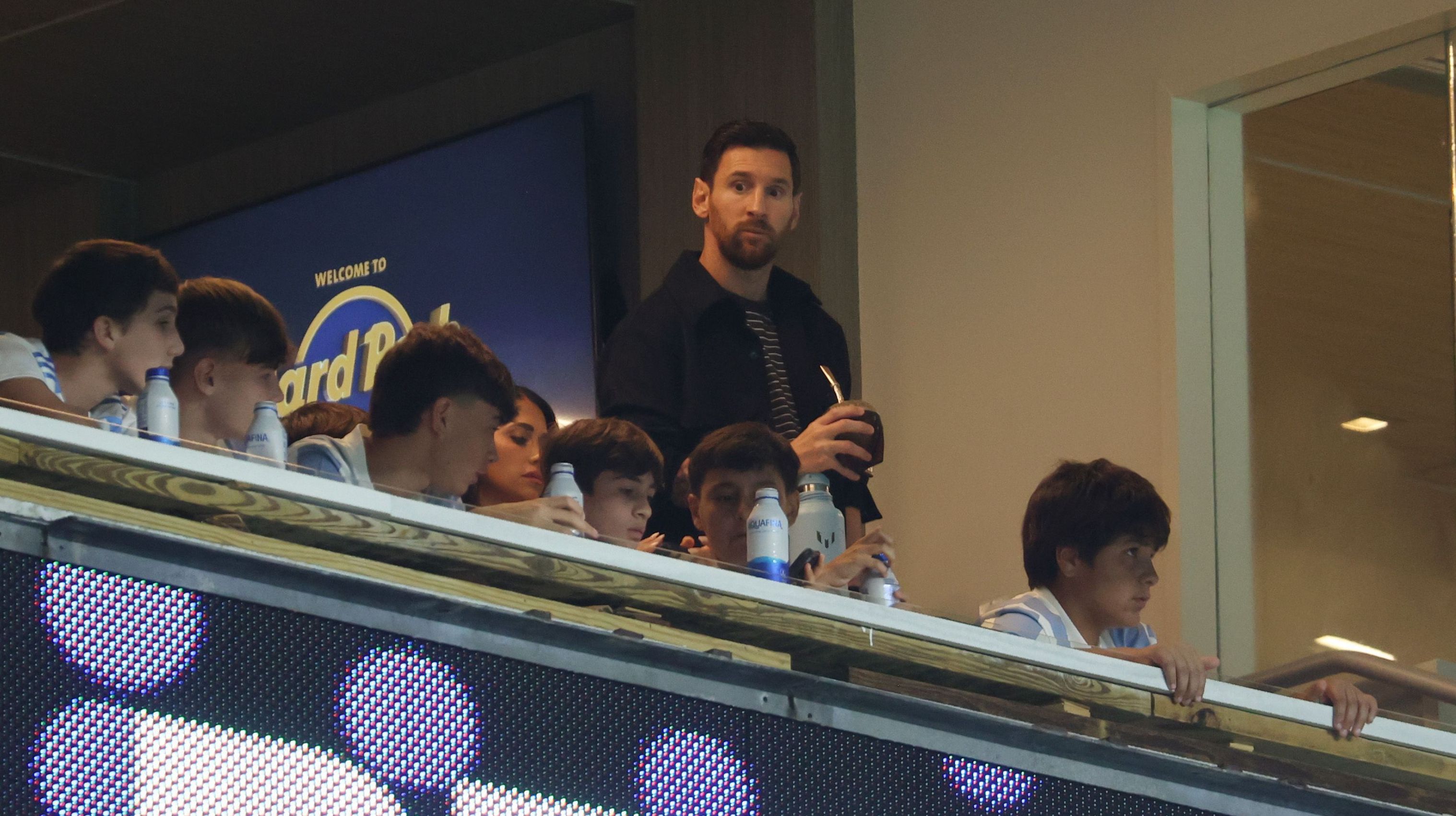 Lionel Messi em camarote do Hard Rock Stadium durante amistoso entre Argentina e Venezuela, em 2025