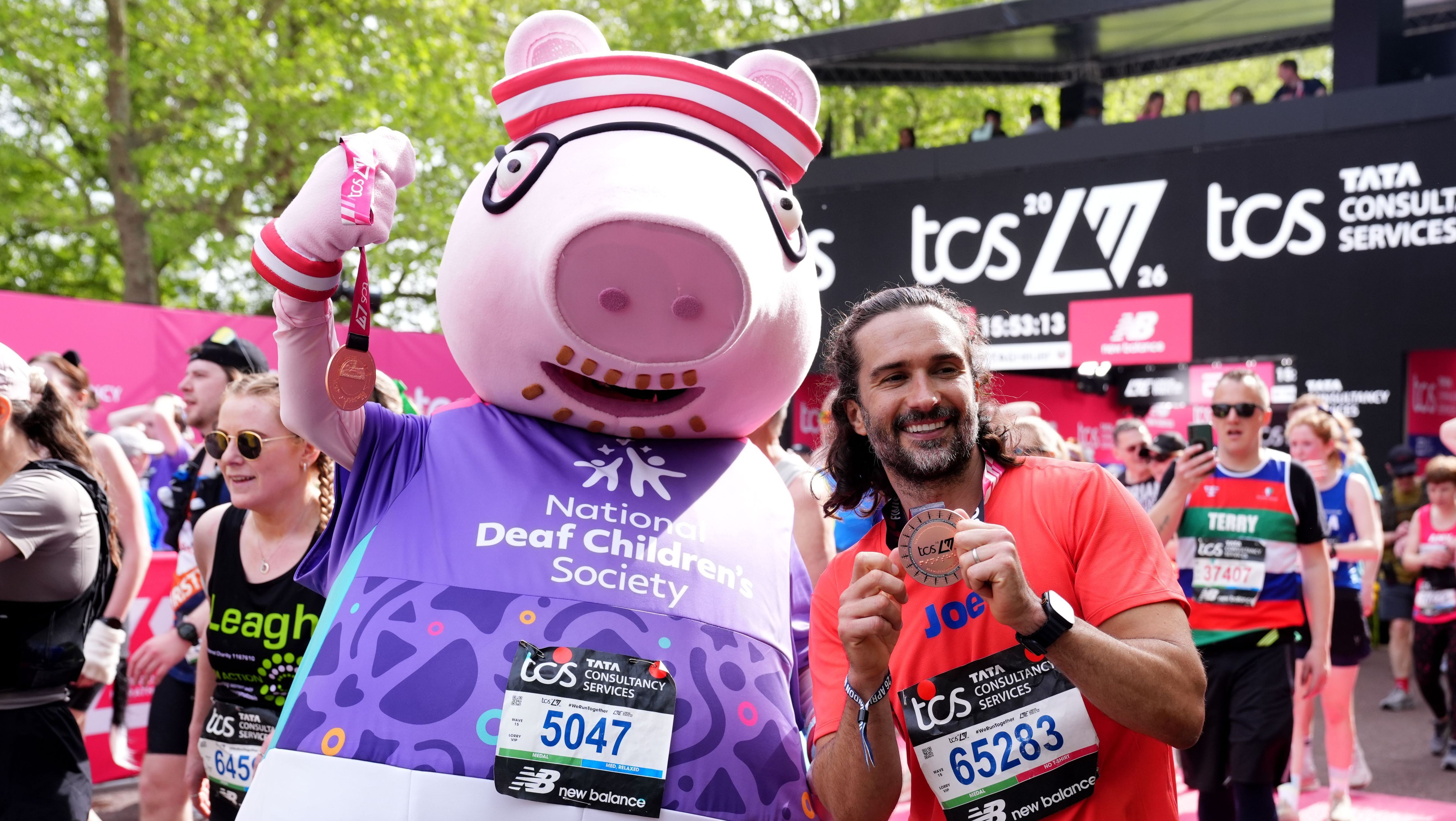 Corredor termina a Maratona de Londres com uma fantasia de Papai Pig, do desenho Peppa Pig