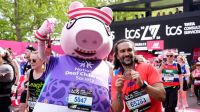Maratonistas entram no Guinness correndo de crocs, terno e fantasiados