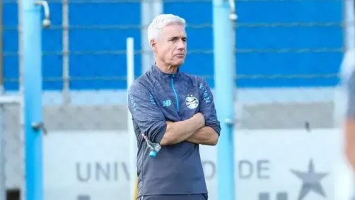 Luís Castro em treino pelo Grêmio antes de duelo com o Cruzeir