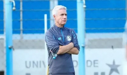Luís Castro em treino pelo Grêmio antes de duelo com o Cruzeir