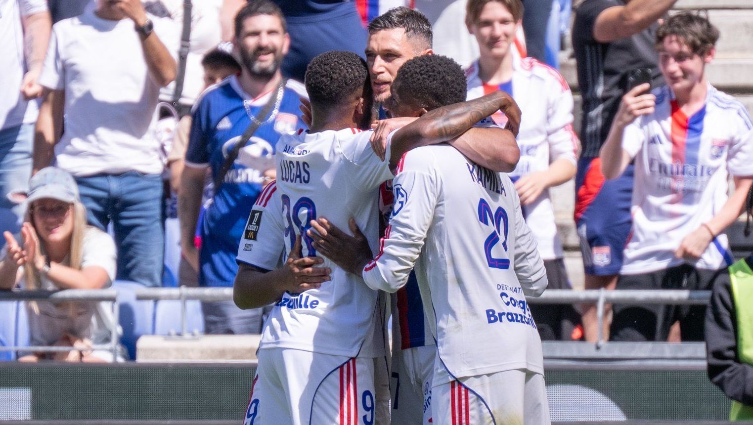 Jogadores do Lyon celebram um dos gols da vitória sobre o Auxerre, pela Ligue 1