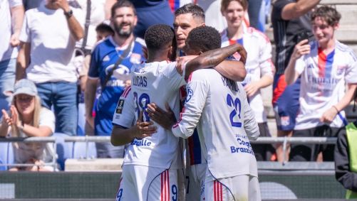 Jogadores do Lyon celebram um dos gols da vitória sobre o Auxerre, pela Ligue 1
