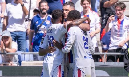 Jogadores do Lyon celebram um dos gols da vitória sobre o Auxerre, pela Ligue 1