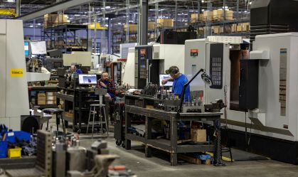 Funcionários na área de produção da General Stamping & Metalworks em South Bend, Indiana, EUA, em 23 de março de 2026