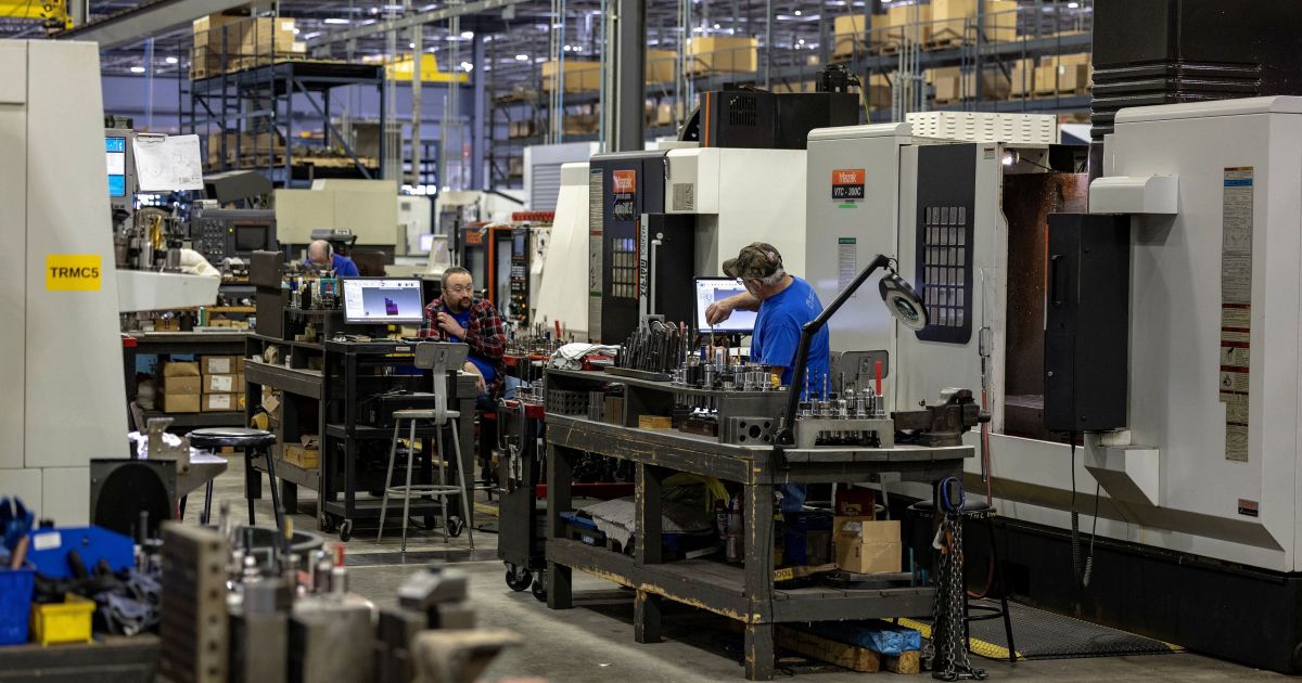 Setor manufatureiro dos EUA cresce em março, mostra ISM