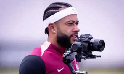 Memphis Depay com câmera em mãos durante treino do Corinthians em 2026