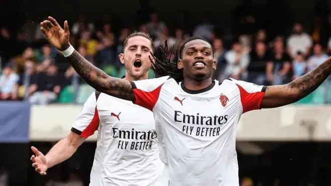 Jogadores do Milan celebram gol sobre o Verona pelo Campeonato Italiano