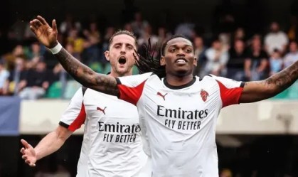 Jogadores do Milan celebram gol sobre o Verona pelo Campeonato Italiano