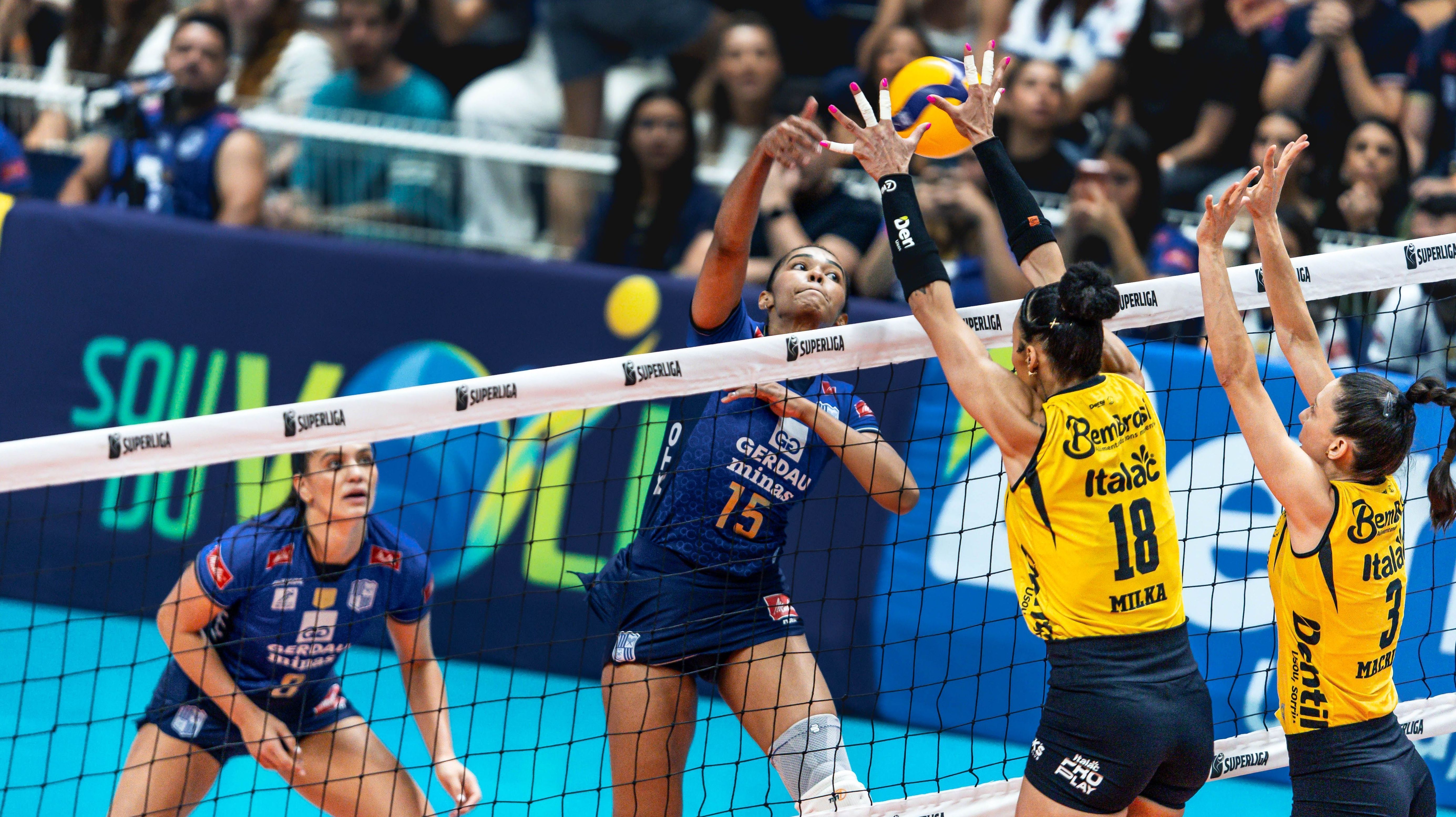 A ponteira Glayce Kelly atacando durante Minas x Praia Clube pela primeira fase da Superliga; as equipes decidem a final da competição neste domingo (3)