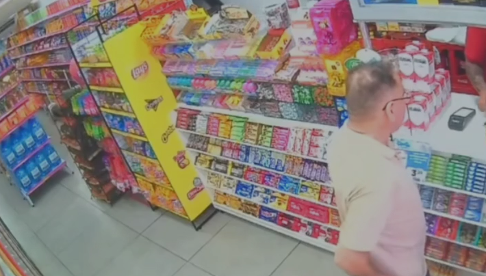 motorista comprando bebida