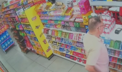 motorista comprando bebida