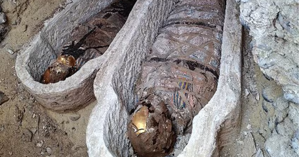 Múmia egípcia desenterrada com texto literário no abdômen é encontrada
