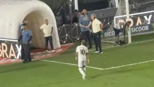 Neymar deixando o gramado da Vila Belmiro após derrota do Santos para o Fluminense