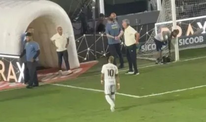 Neymar deixando o gramado da Vila Belmiro após derrota do Santos para o Fluminense