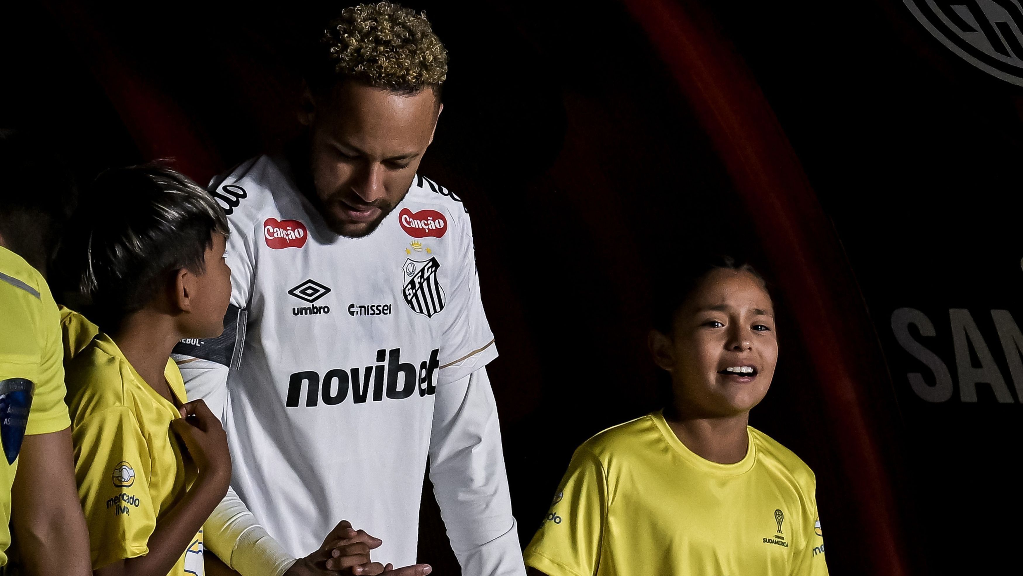 Neymar conversa com crianças argentinas que se emocionaram ao entrarem com ele no jogo entre San Lorenzo e Santos
