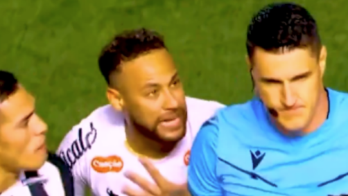 Neymar conversa com árbitro durante partida entre Santos e Atlético na Vila Belmiro