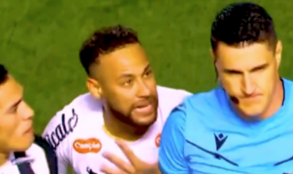 Neymar conversa com árbitro durante partida entre Santos e Atlético na Vila Belmiro