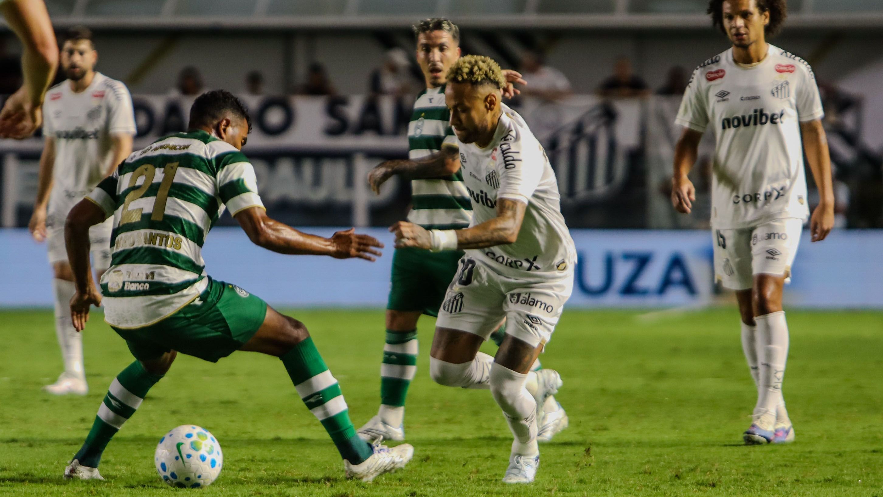 Neymar tenta drible em Santos x Coritiba pela Copa do Brasil