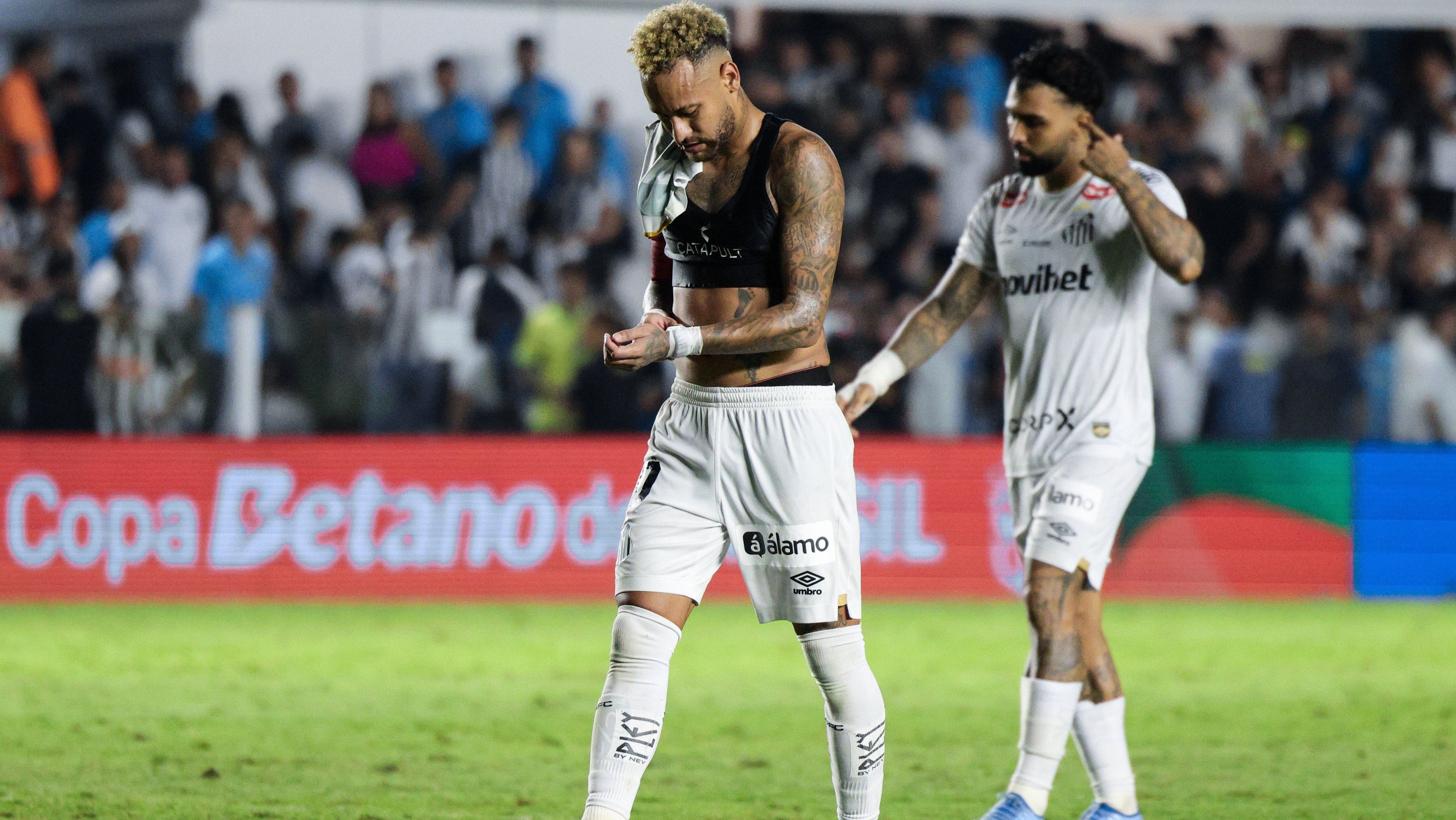 Neymar deixa o campo da Vila Belmiro de cabeça baixa após o empate entre Santos e Coritiba pela Copa do Brasil