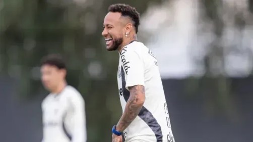 Neymar no CT Rei Pelé nesta segunda-feira (13)