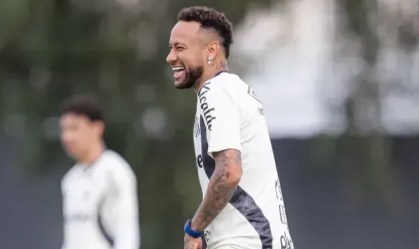 Neymar no CT Rei Pelé nesta segunda-feira (13)