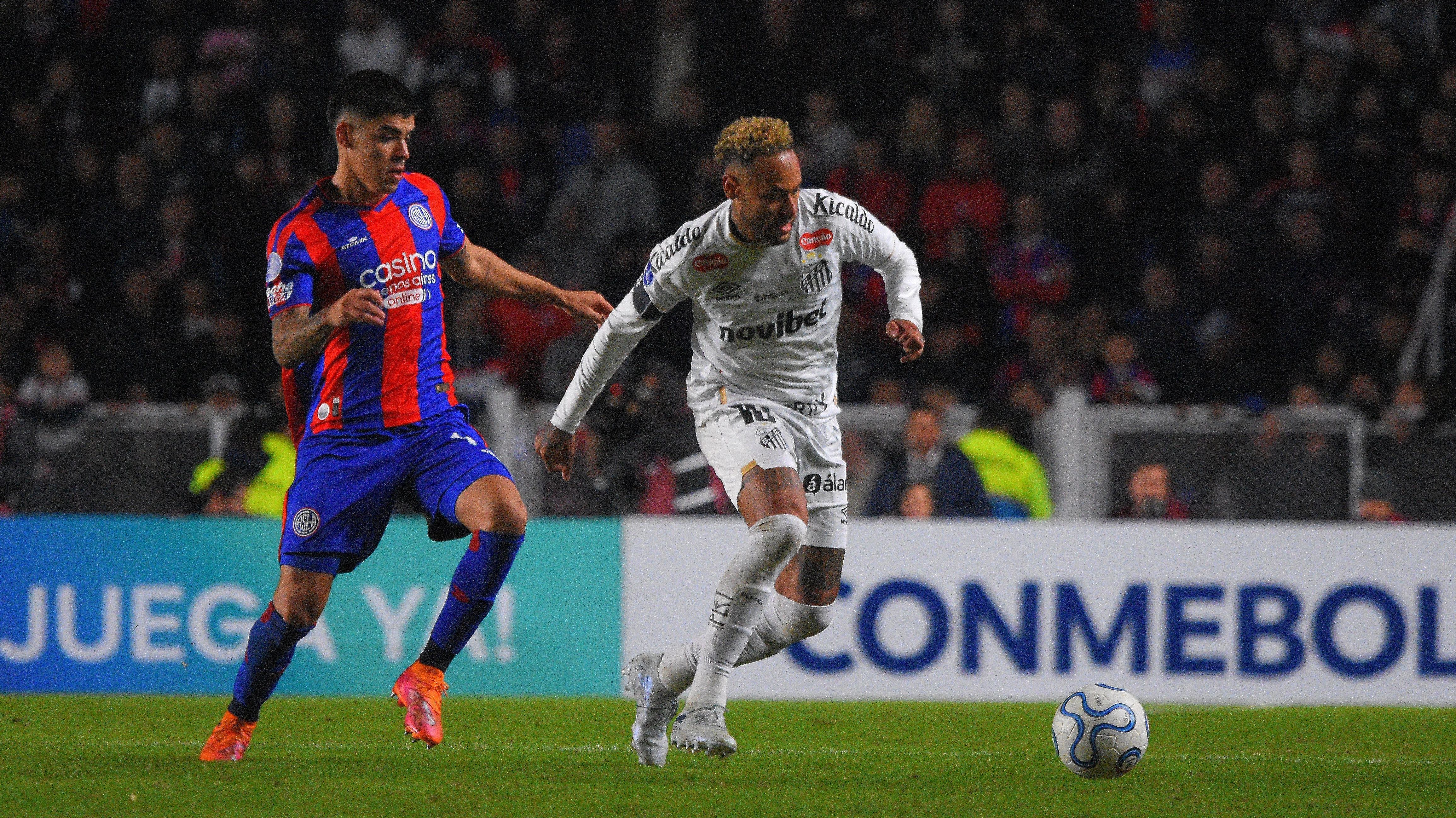Neymar durante o jogo entre San Lorenzo e Santos, na Argentina