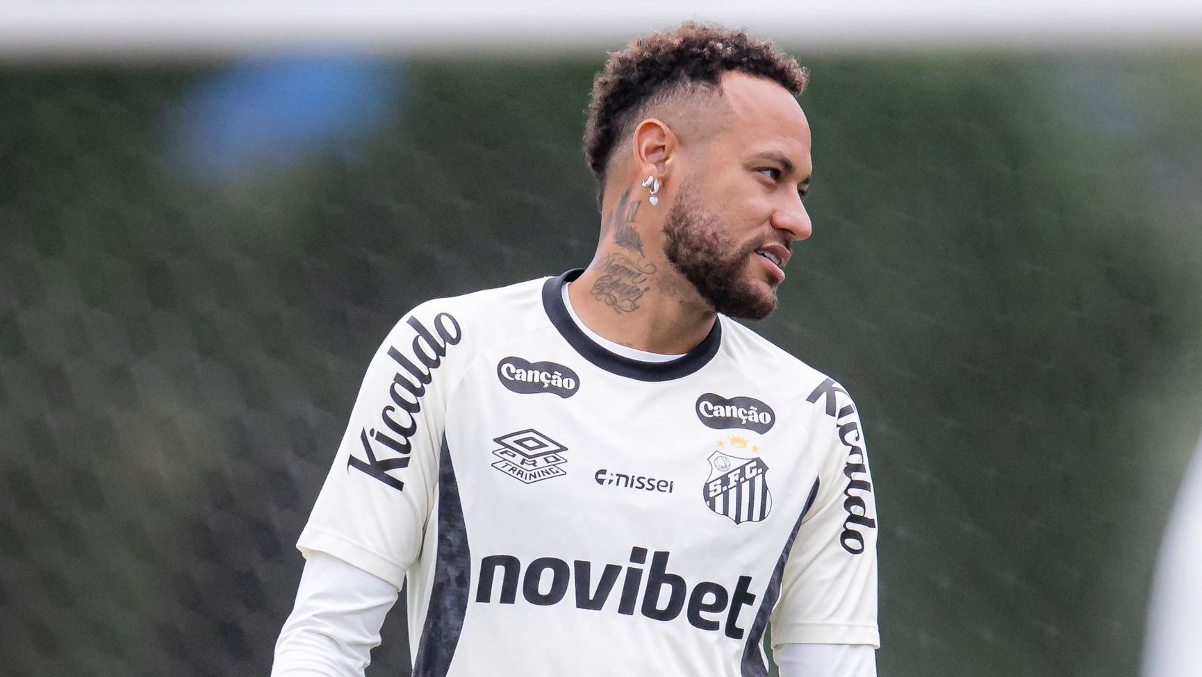 Neymar durante treino do Santos