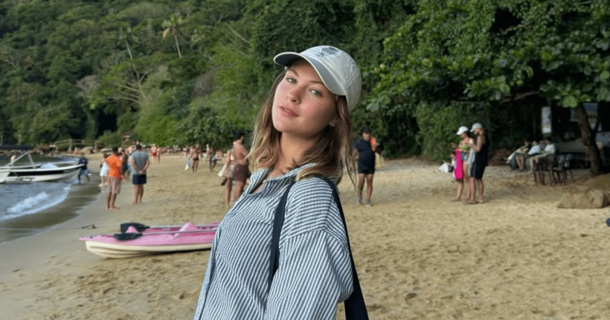 Sobrinha de Xuxa, Nikki Meneghel posa em praia em Angra dos Reis; veja