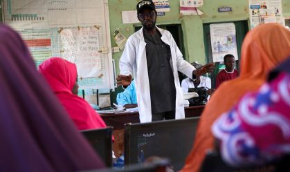 Responsável por centro de atenção primária falando com mães que amamentam em Tudun Gambo, estado de Bauchi, na Nigéria, em 8 de maio de 2025