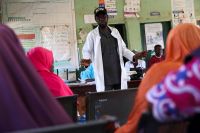 OCDE: Assistência internacional a países em desenvolvimento cai 23% em 2025