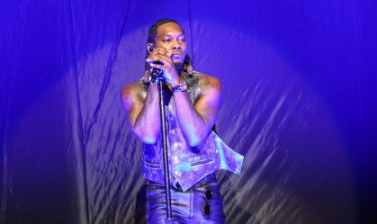 Imagem de destaque do post: Offset volta aos palcos de cadeira de rodas após ser baleado em cassino