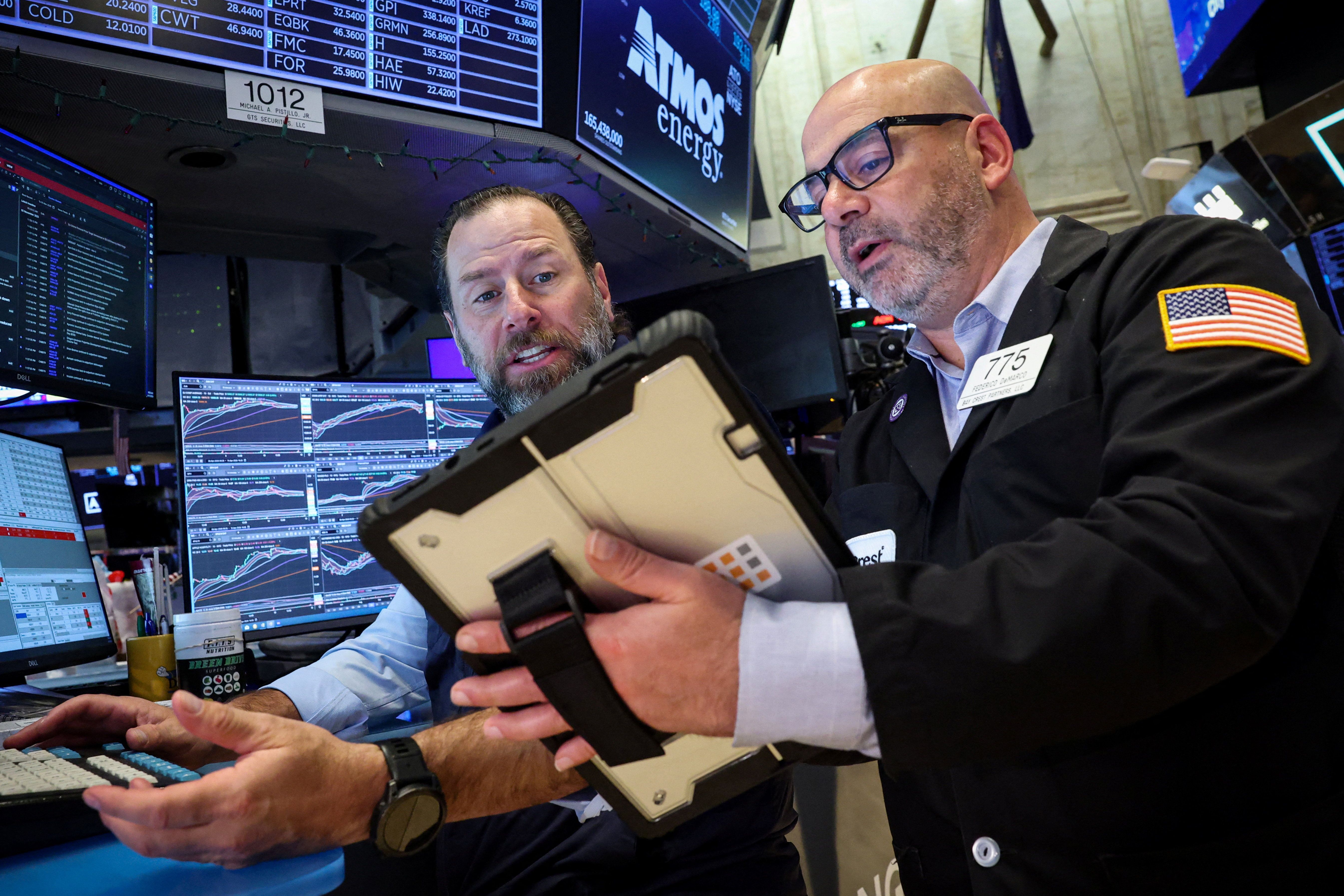Operadores na bolsa de Nova York em 13 de abril de 2026