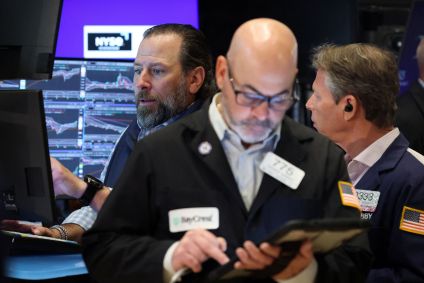 Operadores na bolsa de Nova York em 27 de abril de 2026